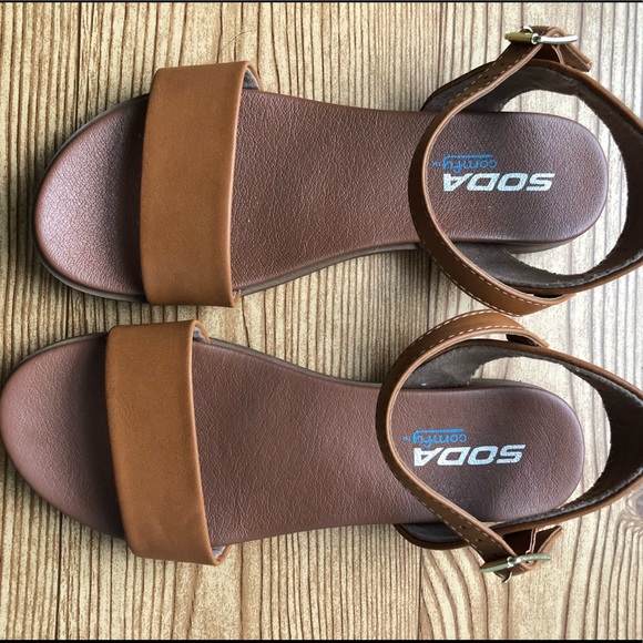Soda Shoes - LIKE NEW Soda flats Wide strap sandals size 6